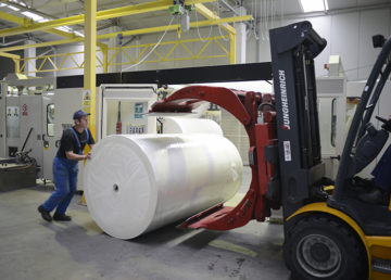 Afacerile cu producția de hârtie și cartoane din România generează venituri anuale de 413 milioane de euro),